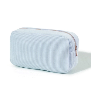 Borsa da trucco in velluto a coste azzurro con strisce e cerniera dorata