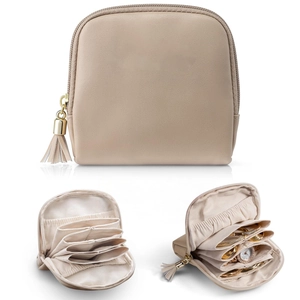 Dettaglio dell'organizzatore per gioielli in pelle beige con cerniera a nappa e scomparti