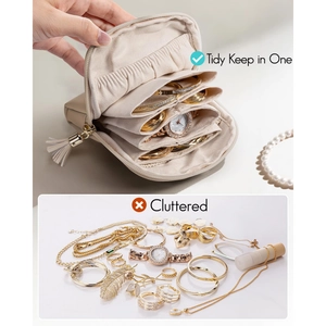 Confronto tra organizer per gioielli beige con nappa e accessori sparsi disordinati