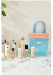 Detailansicht der blauen Mesh-Kulturtasche mit eleganten Kosmetik-Lifestyle-Requisiten