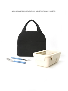 Détail du sac à lunch en velours côtelé noir avec récipients et couverts en inox