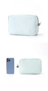Größenvergleich der seersucker Kulturtasche neben einem Smartphone auf weißem Grund