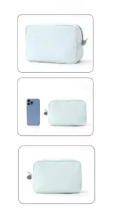 Seersucker-Kosmetiktasche mit blauen Streifen im Größenvergleich zu einem Handy