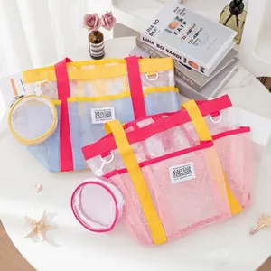 Bunte Netz-Strandtasche mit farbenfrohem Design und passendem kleinen Anhänger