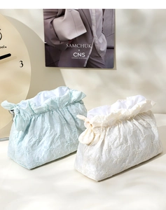 Dettaglio della borsa a nuvola in jacquard floreale con coulisse e fiocco delicato