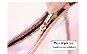Macro della chiusura lampo in metallo dorato sulla borsa cosmetica in PVC olografico