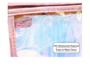 Dettaglio del materiale in PVC olografico con gocce d'acqua sulla superficie lucida
