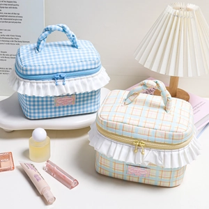 Trousse de maquillage à carreaux avec volants et poignée pour articles de toilette