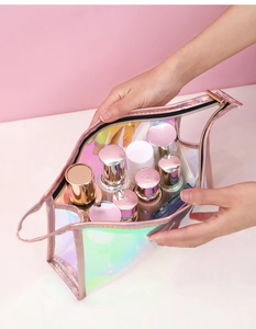 Vista a mano della borsa cosmetica in PVC trasparente laser con cerniera e maniglia pratica