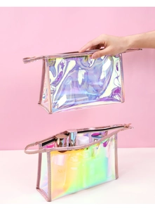 Dettaglio della borsa trucco olografica trasparente in PVC con maniglia e zip fluida