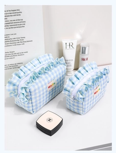 Detalle de neceseres de cuadros azules con ribetes de volantes y tela suave