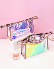 Primo piano della borsa per trucco in PVC iridescente con finitura olografica e cerniera