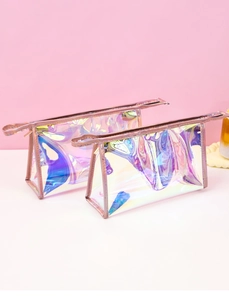 Dettaglio delle borse cosmetiche in PVC cangiante con bordi in pelle rosa e cerniera