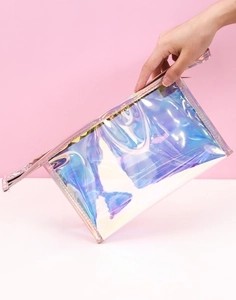Dettaglio della borsa da trucco in PVC iridescente laser con cerniera e cinturino a mano