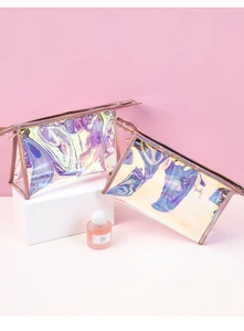 Dettaglio di pochette in PVC olografico con finitura iridescente e cerniere oro rosa
