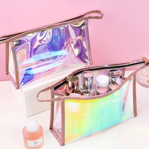 Beauty case trasparente in PVC iridescente con effetto olografico e cerniera