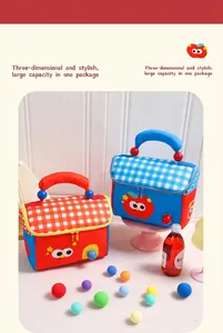 Detail von isolierten Lunchtaschen mit 3D-Obstdesign und kariertem Deckel für Kinder