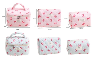 Dimensioni e guida alle taglie per beauty case trapuntati con fiocco rosa e blu a quadretti