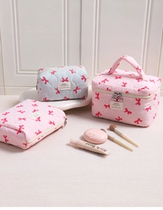 Beauty case trapuntati in cotone a quadretti rosa e blu con stampa a fiocchi rossi