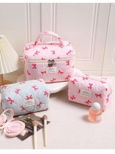 Set di tre pochette per cosmetici trapuntate con graziosi motivi a fiocco rosa