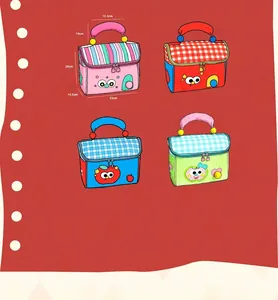 Isolierte Cartoon-Lunchtasche Größentabelle mit Streifen- und Karomustern in vier Farben