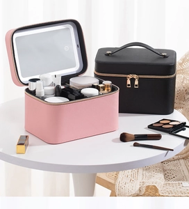 Détail de la trousse de maquillage en cuir PU avec miroir LED et compartiments modulables