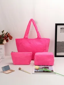 Set di tre pochette per cosmetici in peluche rosa acceso di diverse dimensioni