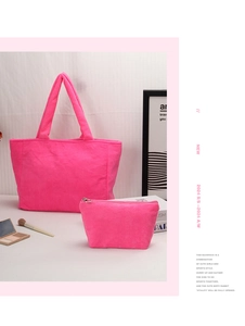 Vista dettagliata del set di borse da trucco in spugna rosa acceso con borsa e pochette