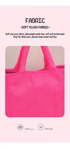 Dettaglio del tessuto felpato rosa della borsa per cosmetici morbido ed elastico