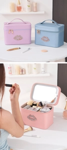 Detail van LED make-up koffer met lippen-strass decor en grote binnenopslagruimte