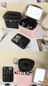 Detail van een gewatteerde make-up koffer met verstelbare LED-spiegel en vakverdeling