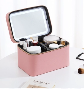 Détail trousse de maquillage rose en cuir PU avec miroir LED et cloisons réglables