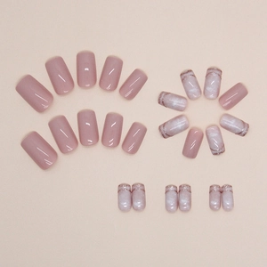 Unghie finte rosa con texture marmorizzata e glitter in forma quadrata-ovale