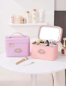 Detail van de make-up koffer met LED-spiegel en strass-lippen ontwerp