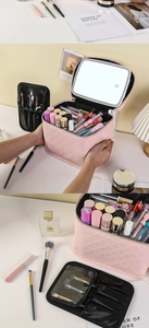 Roze gewatteerde make-up koffer met ingebouwde LED-spiegel en aparte borsteltas