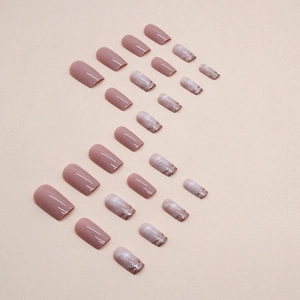 Unghie finte rosa con effetto marmo nuvola bianca e dettagli in glitter dorati