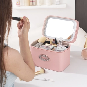Roze lederen make-up koffer met LED-spiegel en strass lippen voor op reis