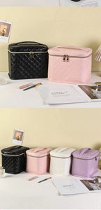 Detail van gewatteerde leren make-uptassen in de kleuren zwart, roze, wit en paars