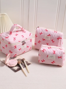 Set di borse per cosmetici trapuntate rosa con beauty case e due pochette con zip