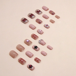 Kit unghie finte rosa con fiocchi glitterati, strass a cuore e motivi floreali