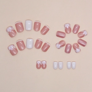 Faux ongles carrés courts avec bouts français blancs et motifs de pétales de fleurs roses