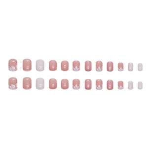 Faux ongles courts carrés arrondis avec motifs floraux roses et pointes French