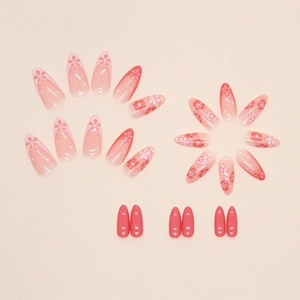 Unghie a mandorla rosa con design floreali francesi e finitura sfumata color pesca