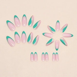 Faux ongles ondulés vert forêt avec lignes dorées et design rose de forme amande