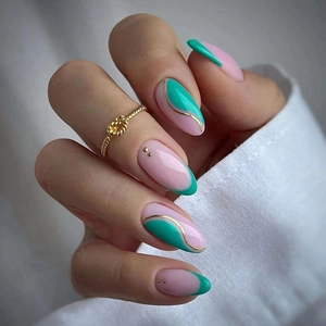 Faux Ongles à Presser Vert Forêt Ondulations Lignes Feuille d'Or Forme Amande Long Style Français Lot de 24 Pièces Avec Colle Pour Femmes