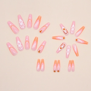 Faux ongles ballerine longs avec motifs floraux orange et strass étincelants