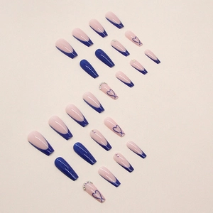 Faux ongles bleu et rose avec motifs de cœur et strass de forme cercueil