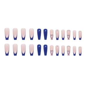 Faux ongles French bleus avec base rose et détails de strass en forme de cœur