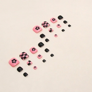Pink and black checkered press-on toenails with floral patterns for pedicure decoration