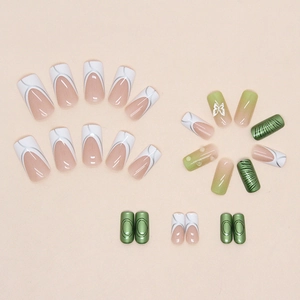 Faux ongles carrés vert aurore avec papillon 3D et détails de perles